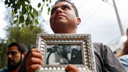 Un vecino del barrio de Clavería (Ciudad de México) sostiene una foto con José José.