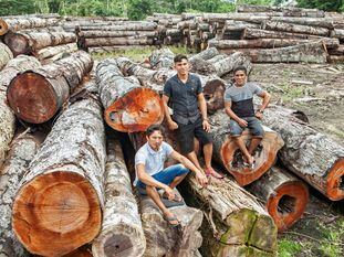 Rosilei Barbosa Pimentel (centro), junto a dos compañeros en una de las explotaciones situadas en Verde Para Sempre.