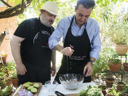 El cocinero Sacha cocina un ceviche con el periodista Pepe Ribagorda.