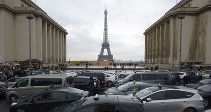 Taxistas parisinos protestan en contra de Uber el lunes 15 de diciembre.