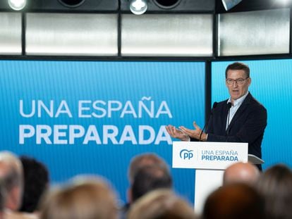 El presidente del PP, Alberto Núñez Feijóo, interviene durante un acto sectorial del PP sobre economía, en Barcelona este lunes.