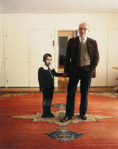 Saul Steinberg de la mano de sí mismo a la edad de ocho años.
