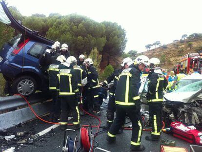 Bomberos de la Comunidad de Madrid rescatan a la conductora de un coche siniestrado el pasado septiembre.
