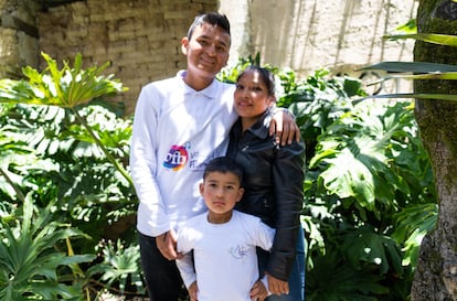 Wenyer Cardoso, su hermano y Paulina Cardoso, su madre, excombatiente de la extinta guerrilla de las FARC.
