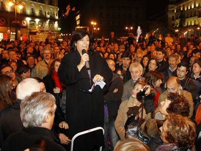 Almudena Grandes, durante su intervención en la Noche de los Teatros de marzo de 2011, en la Puerta del Sol de Madrid.
