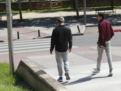 David A. (izquierda) acusado del asesinato de su mujer a su salida de la Audiencia Nacional de Madrid el viernes.