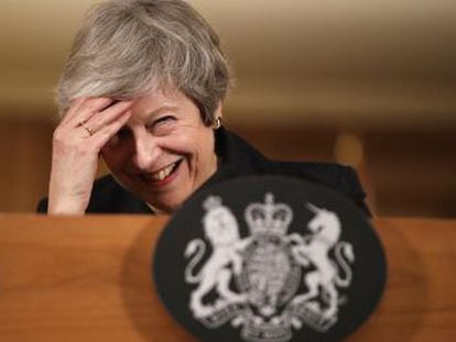 Cuatro miembros del Gobierno británico anuncian su renuncia tras lograr la primera ministra el apoyo al principio de acuerdo con la UE