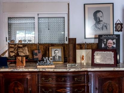 Una cómoda de la casa de Rafael Chirbes en Beniarbeig con algunos de los premios que recibió y con un retrato del padre del escritor, además de fotos de él mismo.