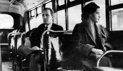 Fotografía sin fechar de Rosa Parks en un autobús de Montgomery (EE UU).