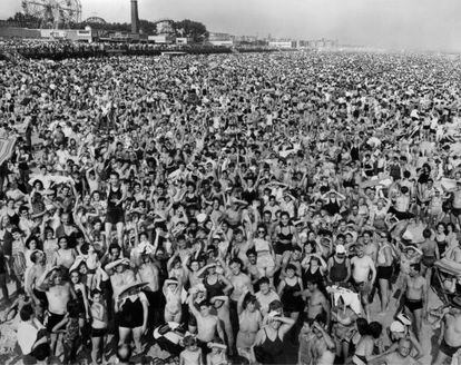 &#039;Gent&iacute;o en la tarde en Coney Island, Brooklyn&#039; (1940), de Weegee.