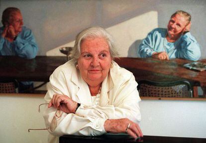 Carmen Balcells, agente literaria, en su casa de Barcelona, ante un retrato suyo que le hizo el artista Gonzalo Goytisolo