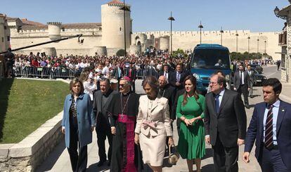 la Reina em&eacute;rita do&ntilde;a Sof&iacute;a (c), acompa&ntilde;ada por la comitiva que le ha mostrado la exposici&oacute;n &#039;Reconciliare&#039;, este lunes en Cu&eacute;llar.