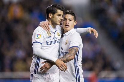 James Rodriguez celebra con Álvaro Morata después de marcar el cuarto gol del equipo ante el Deportivo de la coruña.