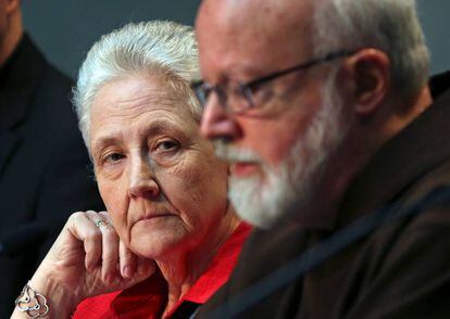Maria Collins (i) y Peter Saunders, las dos víctimas que han dimitido de la comisión, en 2014