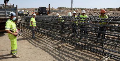 Operarios trabajan en las obras del AVE en Níjar, Almería, el pasado mes de agosto.