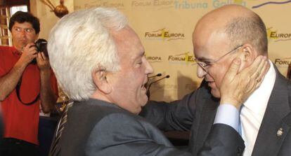 Jos&eacute; Luis Baltar saluda efusivamente a su hijo Jos&eacute; Manuel en 2012.