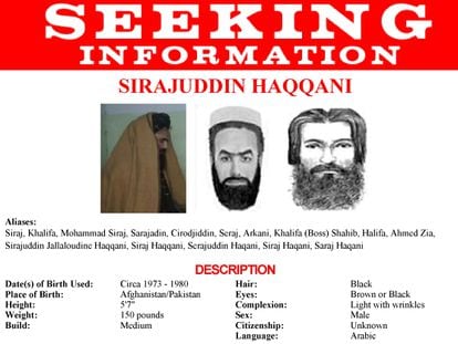 Poster del FBI de Sirajuddin Haqqani con fotos sin datar. 