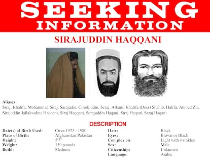 Póster del FBI de Sirajuddin Haqqani con fotos sin fecha. 