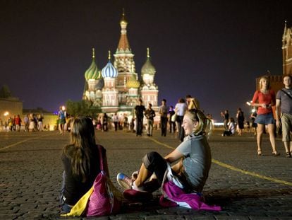 Dos jóvenes sentadas en la Plaza Roja de Moscú. 