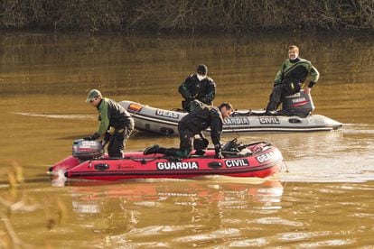 Miembros del Grupo de Especialistas en Actividades Subacuáticas (GEAS), durante los trabajos de rescate de esta mañana en el Duero.