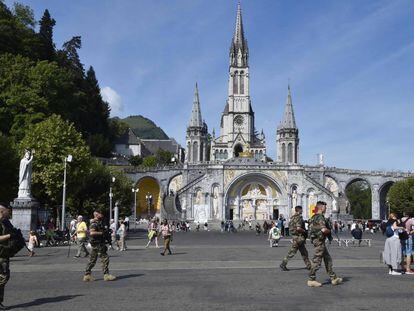 Soldados franceses patrullan en el santuario de Lourdes. 