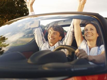 Mujer al volante y hombre copiloto, la pareja perfecta en un coche