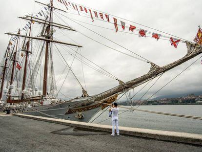 Un hombre toma una fotografía del buque escuela de la Armada española 'Juan Sebastián Elcano'. que se visitar desde el lunes pasado en Getxo (Bizkaia).