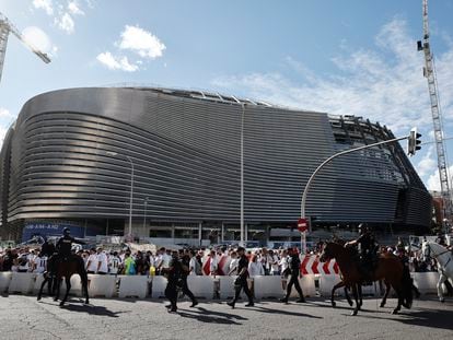 Aficionados y efectivos policiales en las inmediaciones del estadio Santiago Bernabéu el pasado mayo.