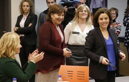 La líder del PP valenciano, Isabel Bonig, en el centro, junto a Soraya Sáenz de Santamaría.