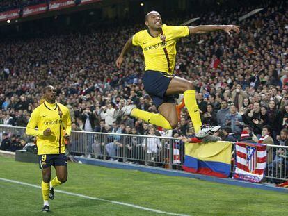 Henry celebra un gol junto con Eto&#39;o durante el último Atlético-Barça (4-3).