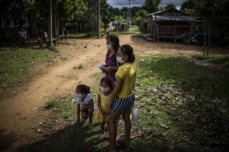 Habitantes de la comunidad Bela Vista do Jaraqui, en la zona rural de Manaos, Amazonas (Brasil).