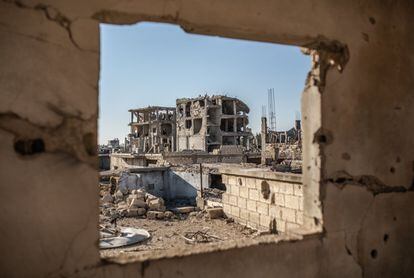 La batalla de Kobane enfrentó a la población y milicias kurdas contra el Estado Islámico, que ocupo la ciudad destruyendo casi el 70% de su infraestructura.