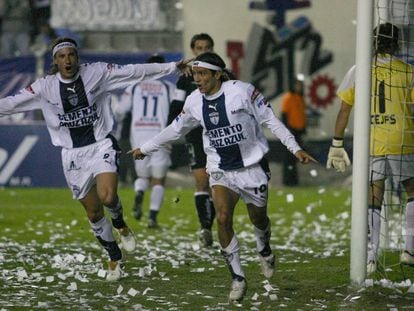 Gabriel Caballero (i) y Andrés Chitiva (d) celebran un gol contra Colo-Colo