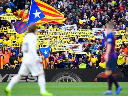 Protesta en la grada del Camp Nou en un clásico.