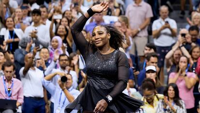 Serena Williams se despide de los aficionados de la pista Arthur Ashe de Nueva York.