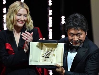 Hirokazu Kore-Eda muestra la Palma de Oro ante la actriz Cate Blanchett, presidente del jurado del festival.