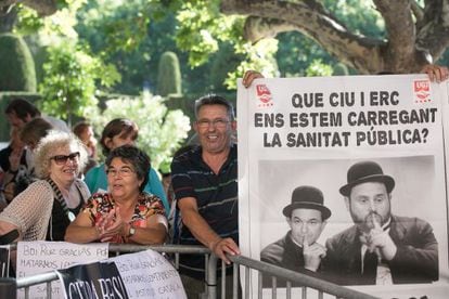 Protesta ante el Parlament por los recortes en sanidad.