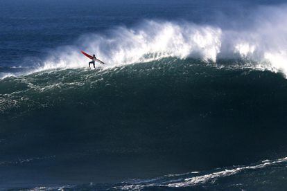 El surfista estadounidense Billy Kemper compite en el circuito de olas grandes de la Liga de Surf Mundial (World Surf League, WSL, en sus siglas en inglés), en Praia do Norte, Nazaré (Portugal).