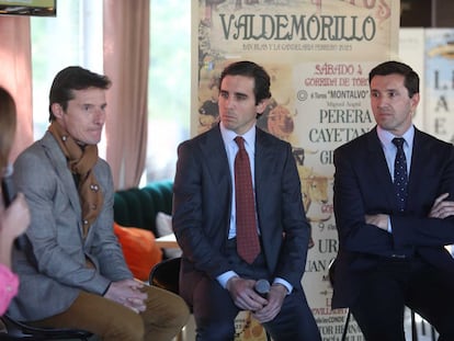 De izquierda a derecha, Diego Urdiales, Juan Ortega y el alcalde de Valdemorillo, Santiago Villena, en el acto de presentación de la feria.