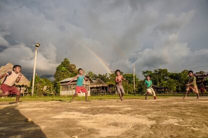 Los niños indígenas juegan al fútbol en la comunidad de Turriquitadó Llano, que alberga a otros indígenas desplazados por la violencia.