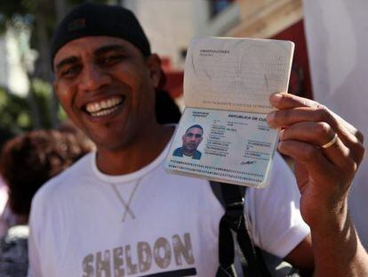 Un hombre muestra su pasaporte en La Habana.