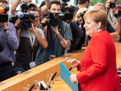La canciller alemana, Angela Merkel, antes de iniciar la rueda de prensa de este viernes en Berlín.