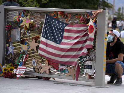 Isaac Chavira recuerda a las víctimas del ataque registrado en un supermercado de El Paso, en agosto de 2019.