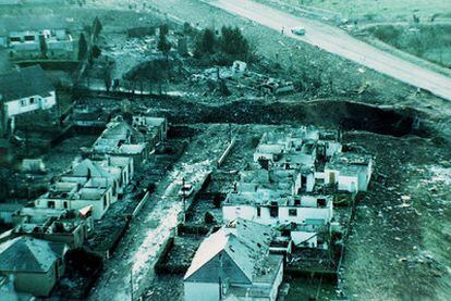 Casas en ruinas por el impacto de los restos del avión de Pan Am en Lockerbie (Escocia); al fondo, huella dejada por parte del fuselaje.