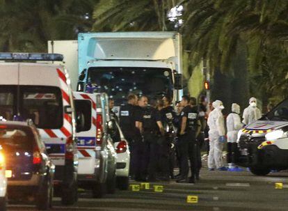 Policías y forenses, junto al camión utilizado en el atentado