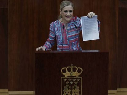 Foto: Cristina Cifuentes durante su comparecencia este miércoles en la Asamblea. | Vídeo: La universidad española indignada por el caso del máster de Cifuentes.