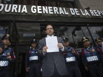 El gobernador de Veracruz, Javier Duarte, investigado actualmente por corrupción, acude a la Fiscalía a denunciar a su sucesor, Miguel Yunes, por la misma causa.