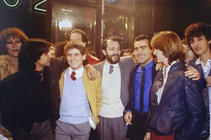 Estreno de la película 'El pico 2', en 1984. De izquierda a derecha: Antonio Flores, José Luis Manzano, Eloy de la Iglesia, Valentín Paredes y el Pirri. Foto cortesía de Valentín Paredes.