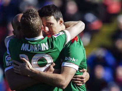 Muniain se abraza con Aduriz.