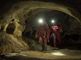 Raúl Pérez y su compañero Juan Carlos Gómez exploran una cueva.